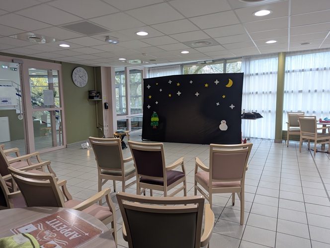 Photo de la scène avec le décors en étoile, sapin de Noël et bonhomme de neige